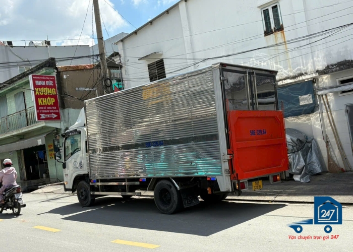 cho thuê xe tải 2 tấn có bừng nâng hạ