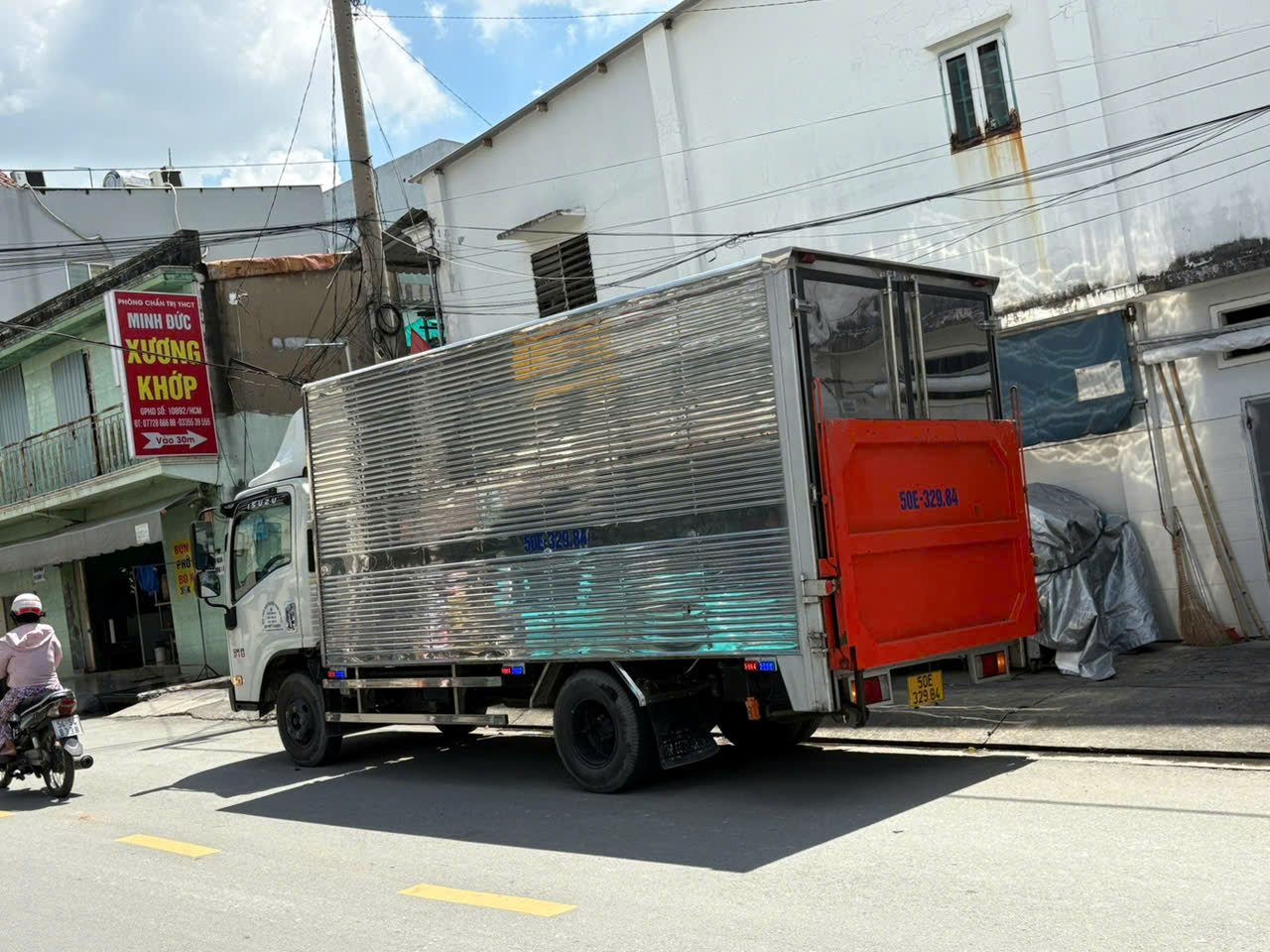 thuê xe tải có bửng nâng 2 tấn